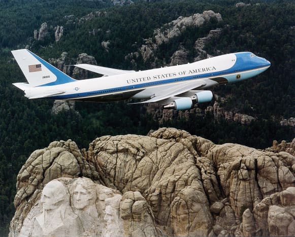 A Presidential VC-25A flying over Mt. Rushmore.