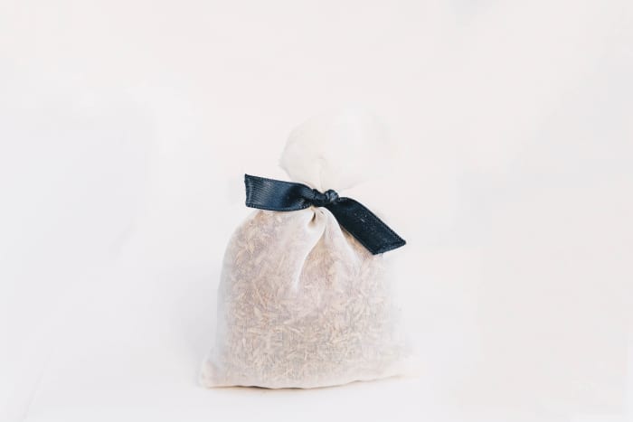 Dried lavender has many uses and can be incorporated into potpourri or sachets and can neutralize pet odours.