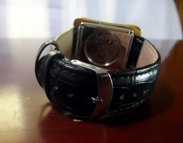 Note that the buckle of the PU leather strap is silver, ill-matching the gold case.