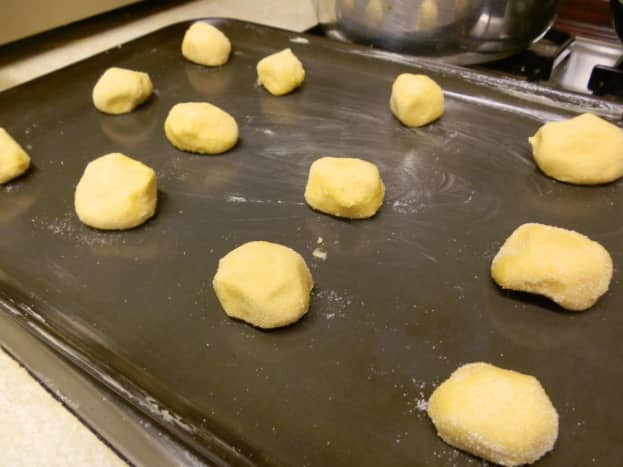 Roll the cookie mixture into balls and place on baking tray.
