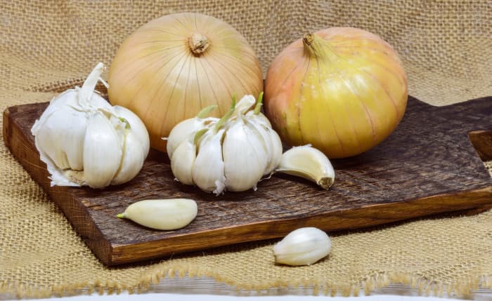 yellow onions and garlic