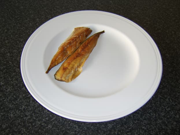 Smoked mackerel fillets are firstly laid on a plate