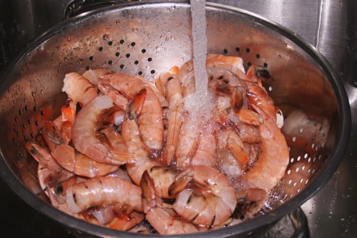 Rinse &amp; drain the shrimp.