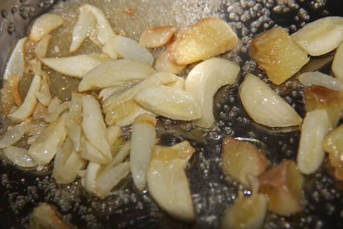Roasting ginger, garlic and salt in oil.
