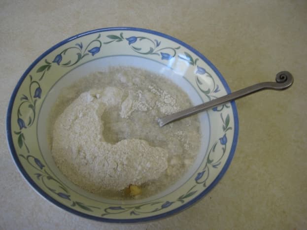 Add freshly ground buckwheat flour and water to the mashed banana and mix gently.