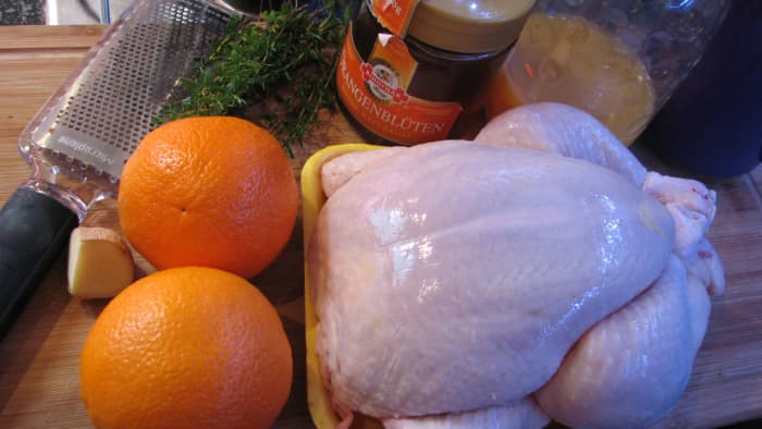 Roast orange chicken goes well with various fresh herbs and spices. 