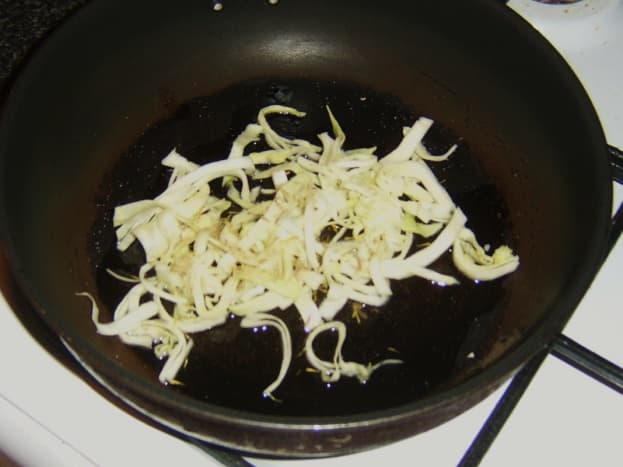 Frying seasoned cabbage strips