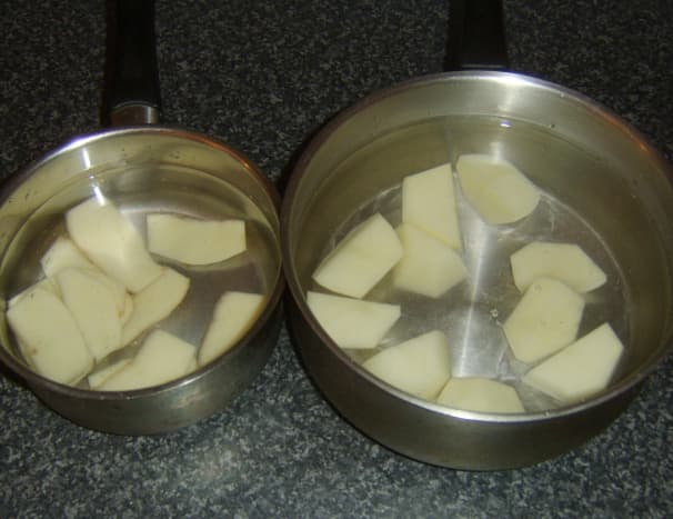 Peeled potatoes and potato skins are steeped in water