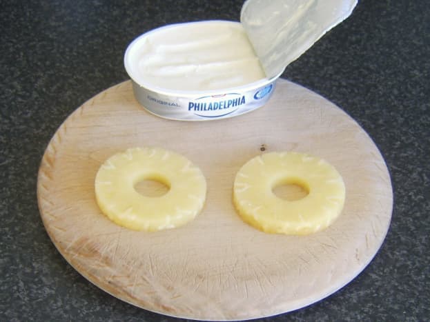 Cream cheese and pineapple for cheesecake topping