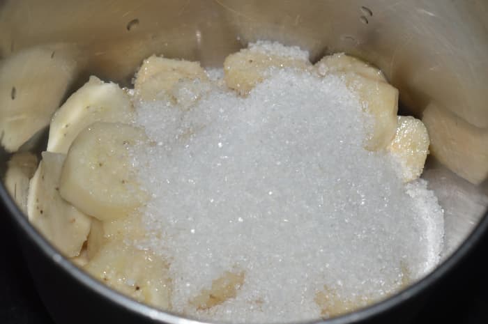 Add the chopped banana and sugar to a mixer. Grind to get a paste. 
