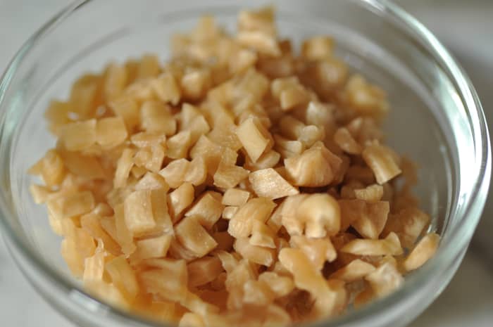 Choi poh is usually used coarsely diced. This allows its crunchy texture to be retained in the dish and even distribution of its sweet salty flavour throughout the dish.