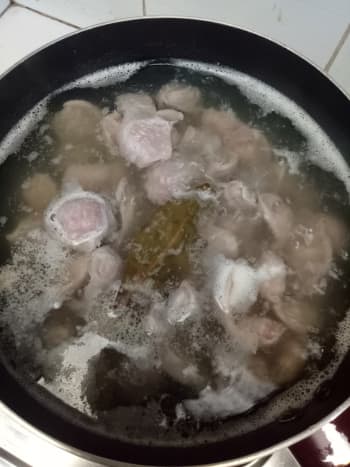 Boil the washed chicken gizzards