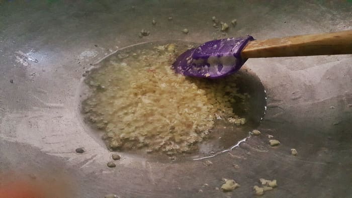 Add oil to a pot over medium heat. Add garlic and fry until it releases its scent. 