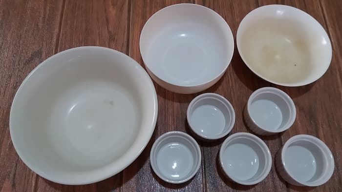 The utensils for making gising gising: several bowls in different sizes.