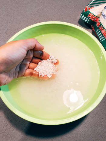 Soak the glutinous rice in water overnight. 