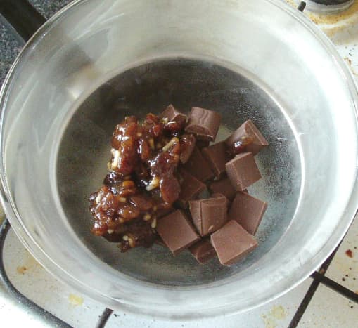 Chocolate and mincemeat are placed in a glass bowl over simmering water