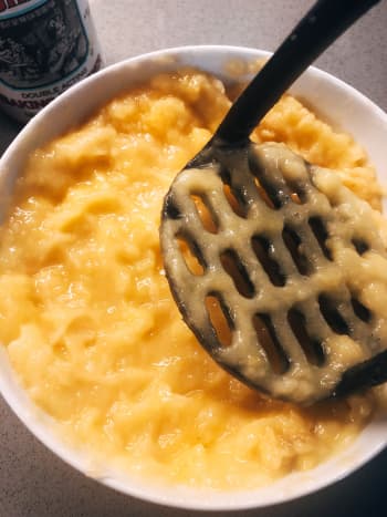 In a bowl, mash the bananas using a waffle head masher. 