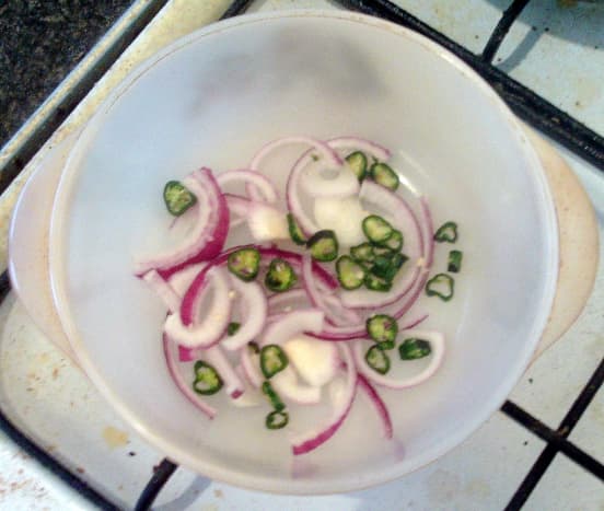Red onion and green chilli trivet for baking chicken thighs
