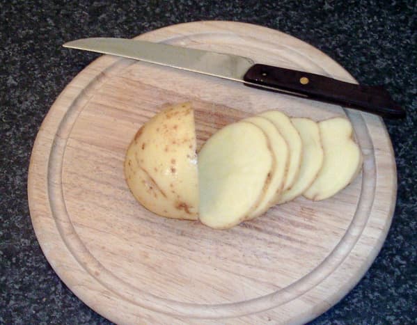 Potato is sliced in to discs