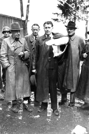 Von Braun arm in cast and Major-General Walter Dornberger on May 3,1945, with American soldiers after the surrender of Nazi Germany. Included in this photo is Hans Lindenberg the V-2s rocket combustion chamber designer.