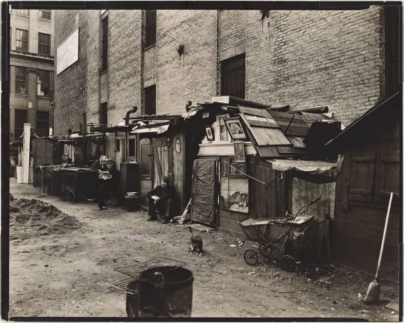 Huts and unemployed men in Manhattan in 1935.
