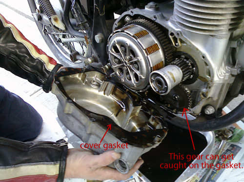 在拆卸阀盖时小心不要错位部分。
