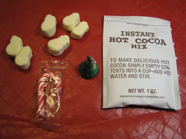 Snowman Soup Ingredients: hot chocolate mix, candy cane, marshmallows, Hershey's Kiss or M&amp;Ms, Ziplock bag.