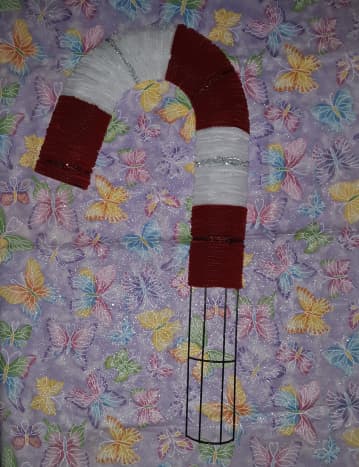 Continue the pattern from red to white until the cane wreath is complete.