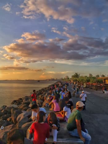 This was taken two years ago when I started photography. I went there to see the beautiful sunset. That Baywalk is too long, about 2 km, and I only took one side of it. Can you imagine how many people were there? 