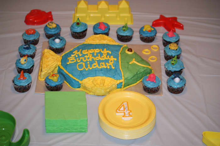 Fish shaped cake and under the sea cupcakes.