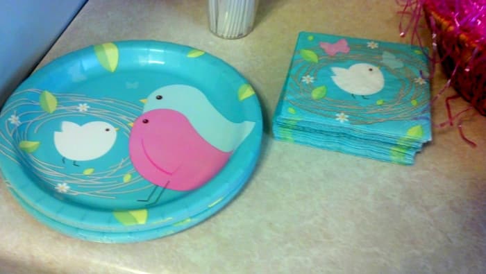 Nesting birds plates and napkins.