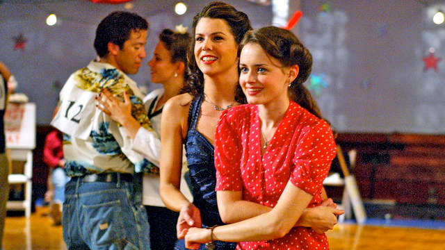 Rory looked like a retro-queen when she wore this vintage red polka dot dress with three-quarter sleeves to the Stars Hollow dance marathon. 