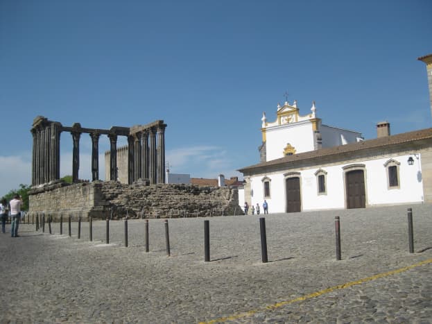 Roman temple in Evora to the left and a museum to the right