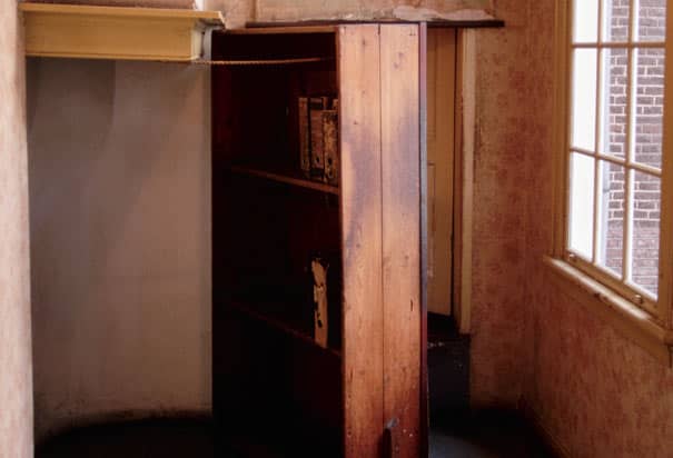 一个木制书柜盖住了安妮·弗兰克家的暗门，他们就藏在那里。