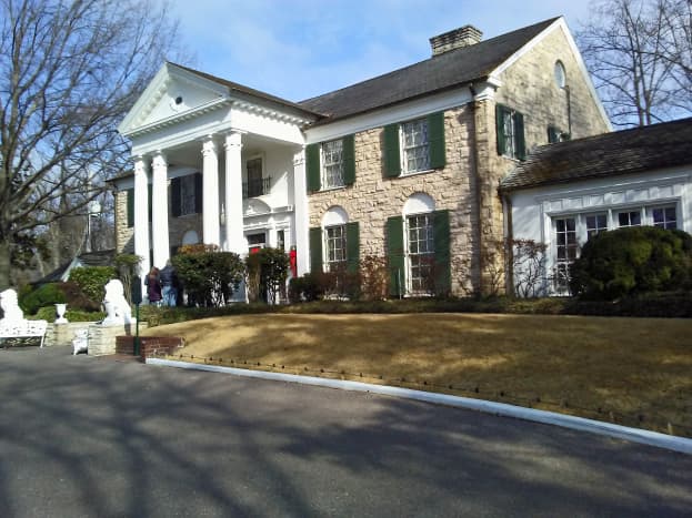 The front entrance features two stone lions added by Elvis shortly after he purchased the house.