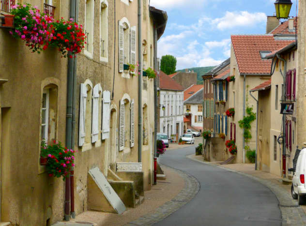 One of the streets of Rodemack and its charming houses.