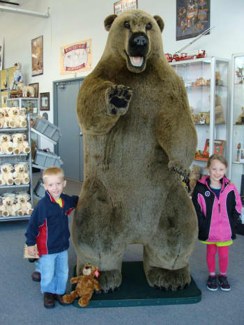 Alex and Grace next to a HUGE bear!