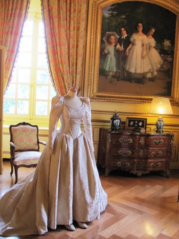 The 1994 wedding dress of the current owner is on display in the Bridal Chamber.