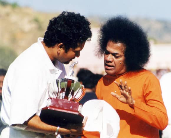Post the presentation ceremony, Swami and Sachin had quite a long, intimate conversation. 