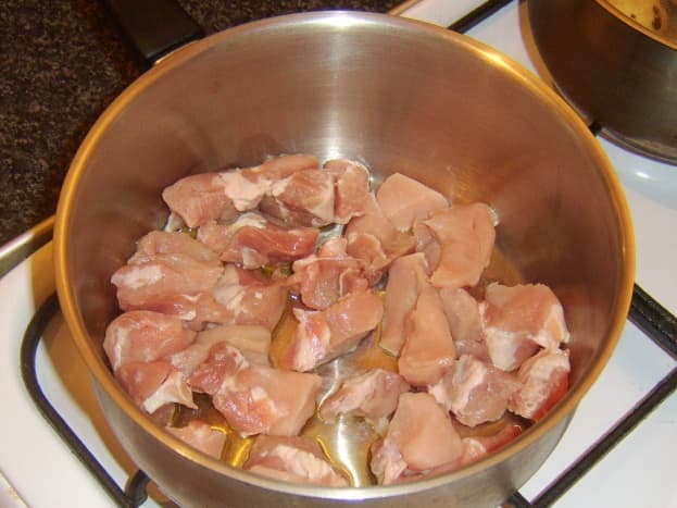 Browning and sealing pork meat in oil