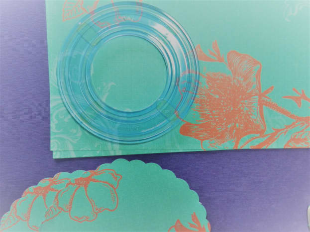 Trace around a plate or cut 8 circles with a cutting system. Trim edge of the circles with decorative scissors.