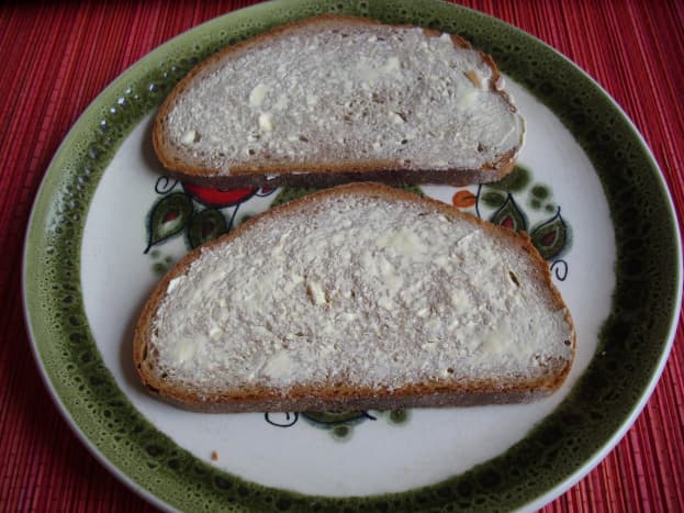 Spread the slices of Graubrot with margarine.