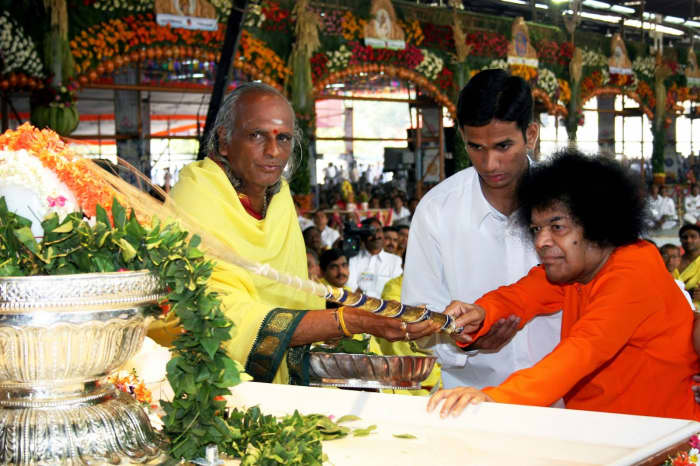 Swami performs the Prana Pratishta (life-instilling ceremony) for the Sai Sundareshwara Lingam at Chennai at the start of the Athi Rudra Mana Yagna,