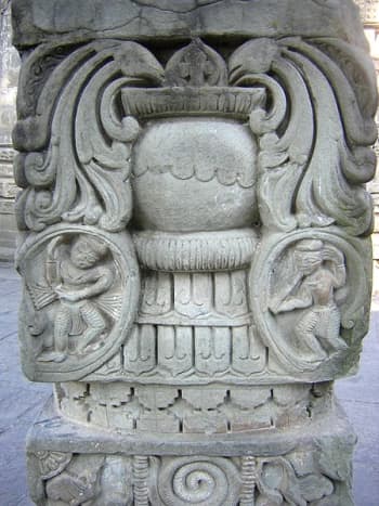 Stone carving on a pillar of temple at Mandi