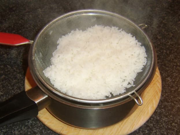 Boiled rice is thoroughly drained