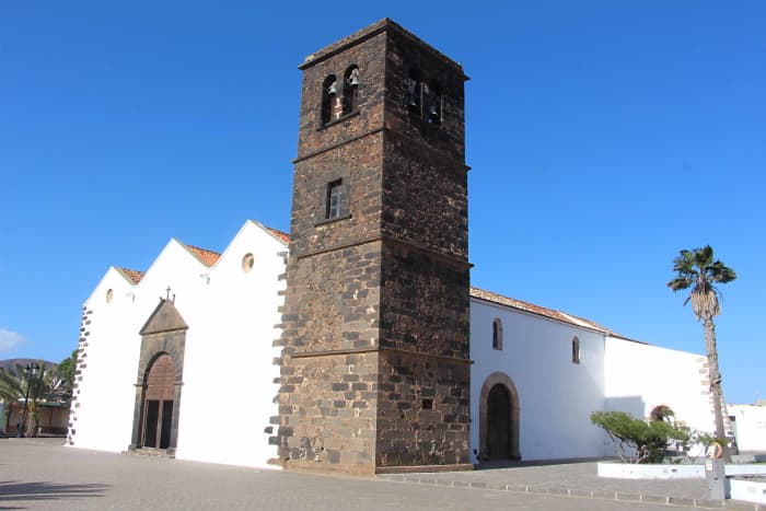 Iglesia Nuestra Senora de la Candelaria (The Church of Our Lady of Canadalaria) is an important late 16th /  early 17th century church in the village of La Oliva in the northern municipality of the same name