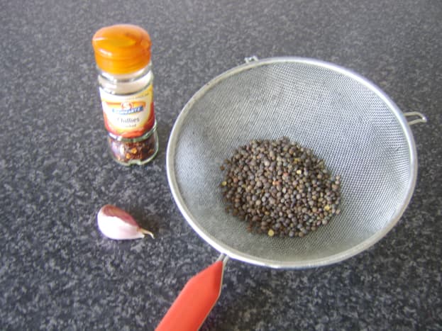 Green lentils, dried chillies and garlic