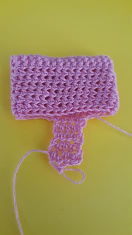 Crochet the inner flap (or seat).
