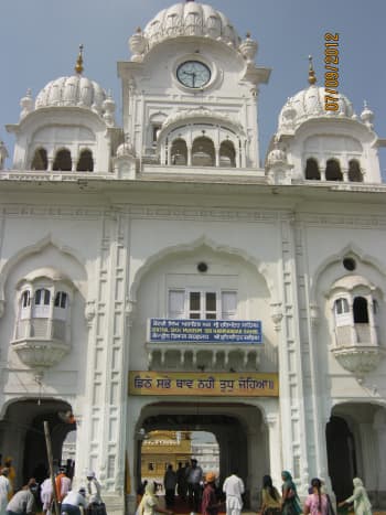 the main entrance to the Golden temple complex.