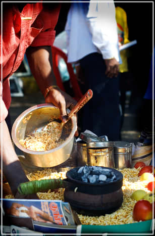 vendor preparing bhel puri